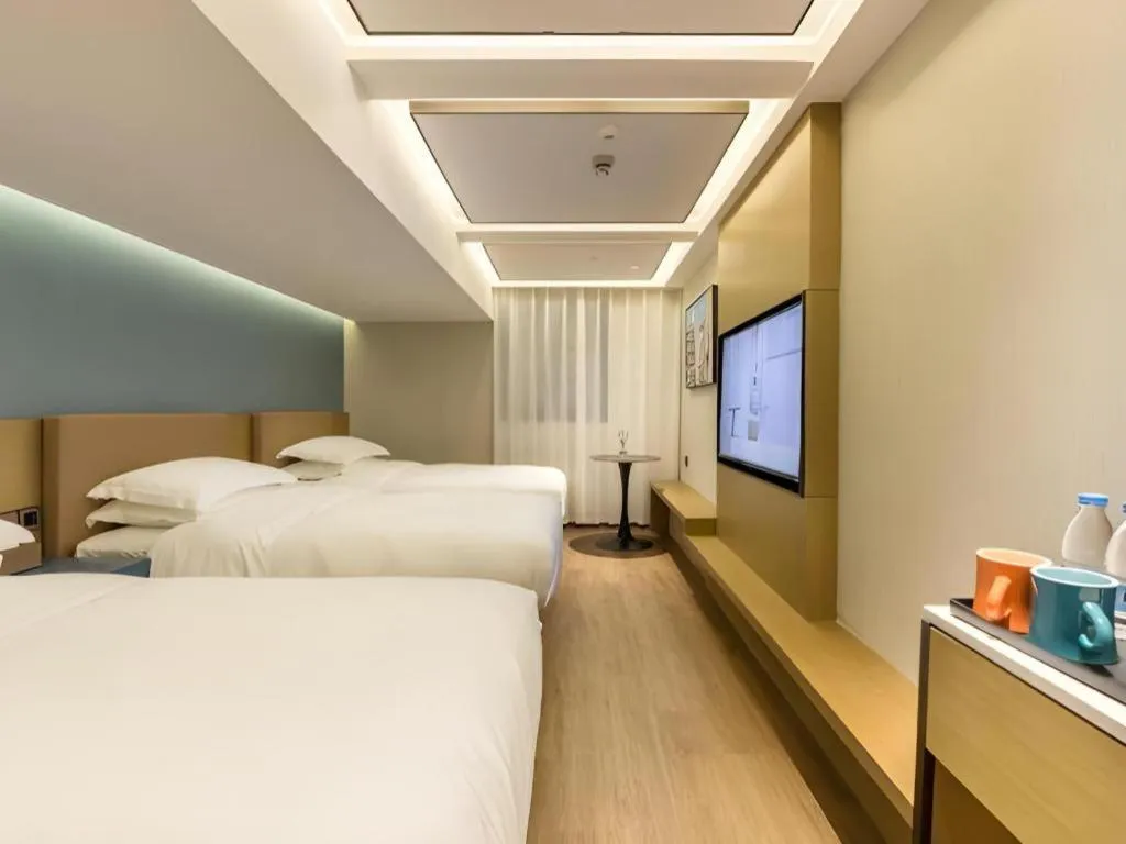 Bed in Jinglai Hotel (Shanghai Bund East Nanjing Road pedestrian street )