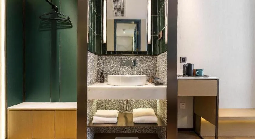 Jinglai Hotel (Shanghai Bund East Nanjing Road pedestrian street )