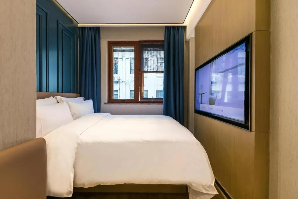 Bed in Jinglai Hotel (Shanghai Bund East Nanjing Road pedestrian street )