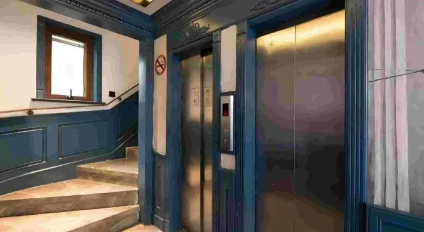 Jinglai Hotel (Shanghai Bund East Nanjing Road pedestrian street )