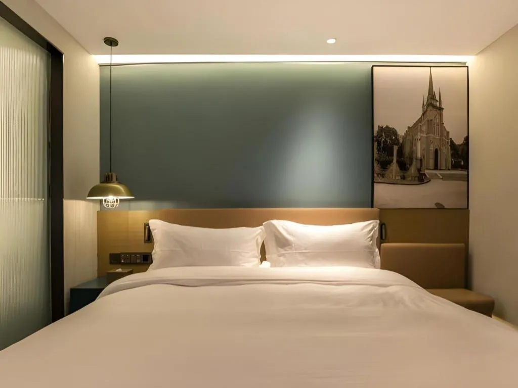 Bed in Jinglai Hotel (Shanghai Bund East Nanjing Road pedestrian street )