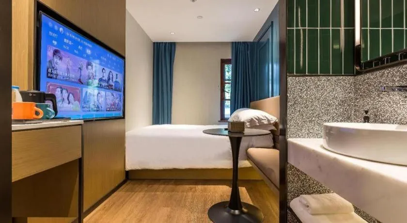 Bed in Jinglai Hotel (Shanghai Bund East Nanjing Road pedestrian street )