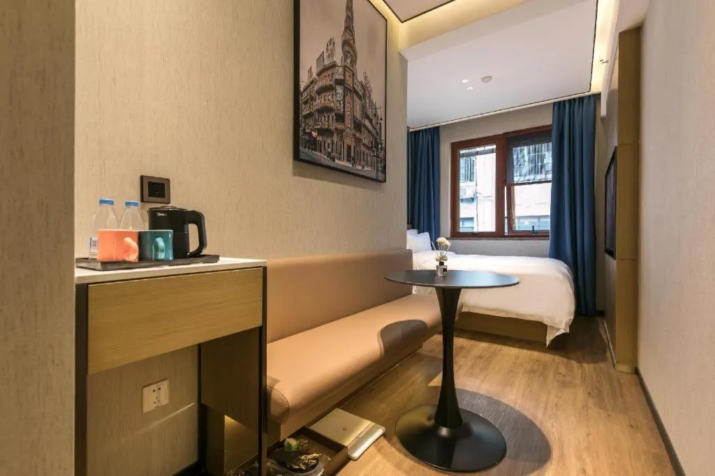 Bed in Jinglai Hotel (Shanghai Bund East Nanjing Road pedestrian street )