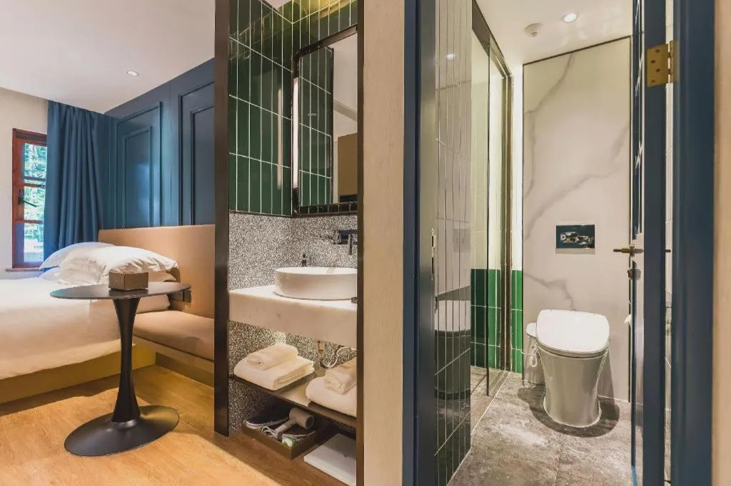 Bed in Jinglai Hotel (Shanghai Bund East Nanjing Road pedestrian street )