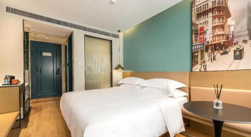 Bed in Jinglai Hotel (Shanghai Bund East Nanjing Road pedestrian street )