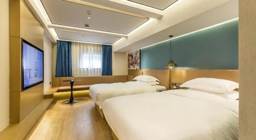 Bed in Jinglai Hotel (Shanghai Bund East Nanjing Road pedestrian street )