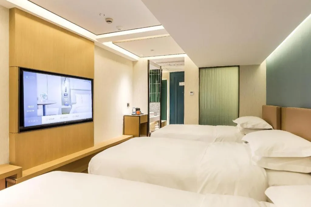 Bed in Jinglai Hotel (Shanghai Bund East Nanjing Road pedestrian street )