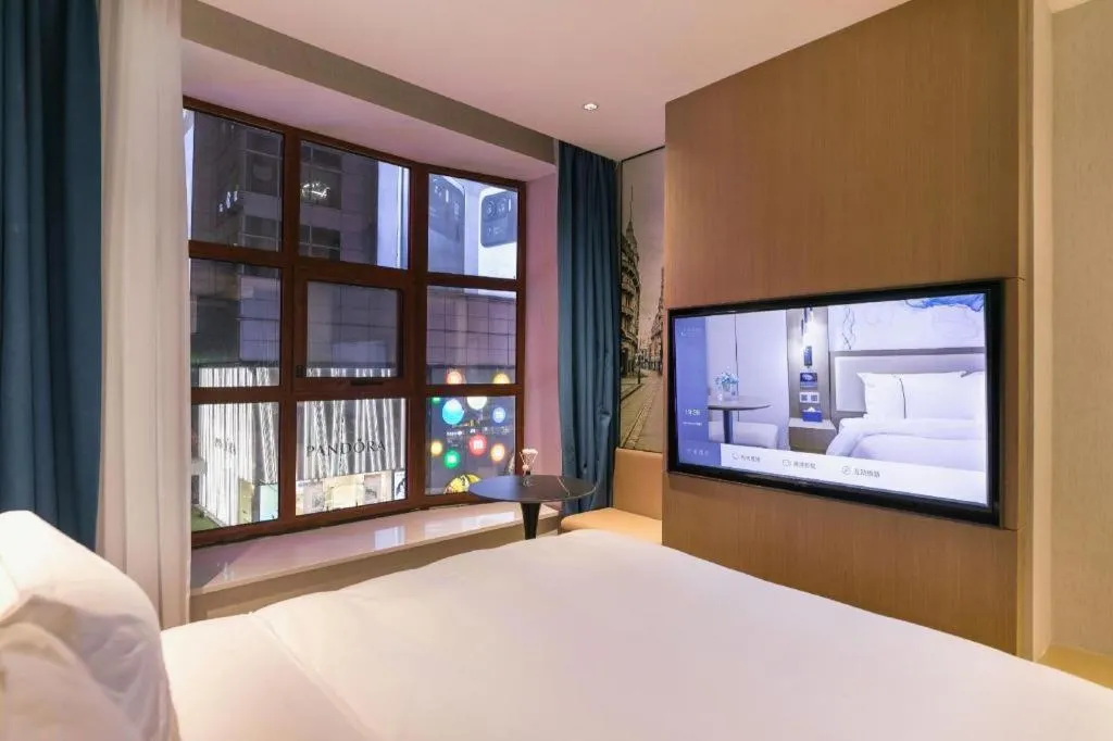 Bed in Jinglai Hotel (Shanghai Bund East Nanjing Road pedestrian street )