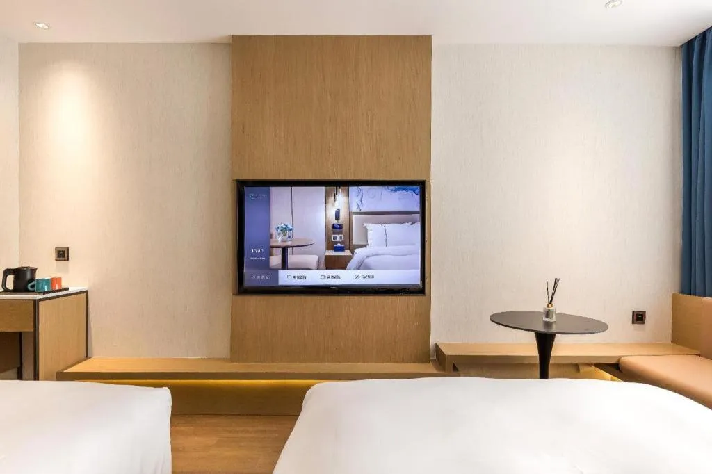 Bed in Jinglai Hotel (Shanghai Bund East Nanjing Road pedestrian street )