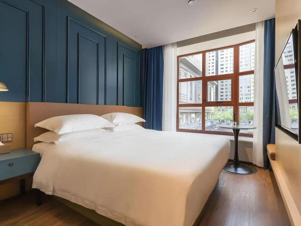 Bed in Jinglai Hotel (Shanghai Bund East Nanjing Road pedestrian street )