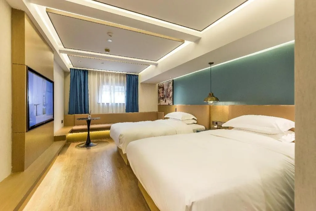 Bed in Jinglai Hotel (Shanghai Bund East Nanjing Road pedestrian street )