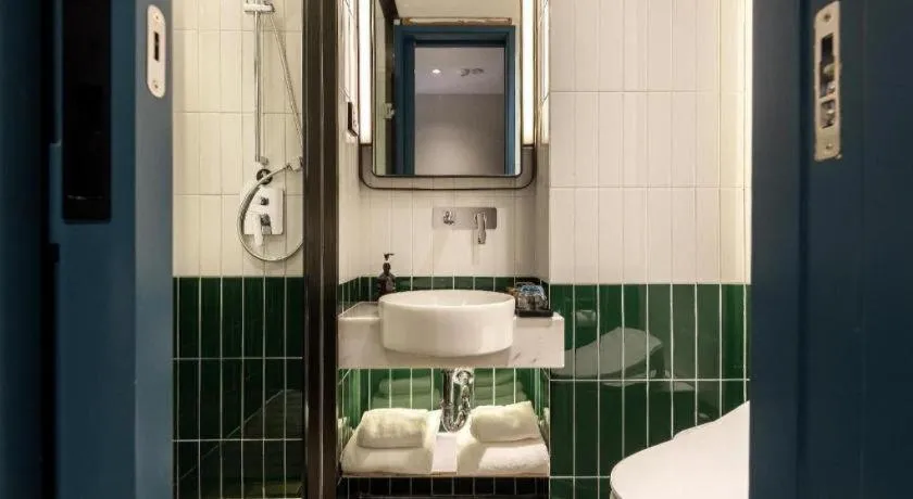 Jinglai Hotel (Shanghai Bund East Nanjing Road pedestrian street )