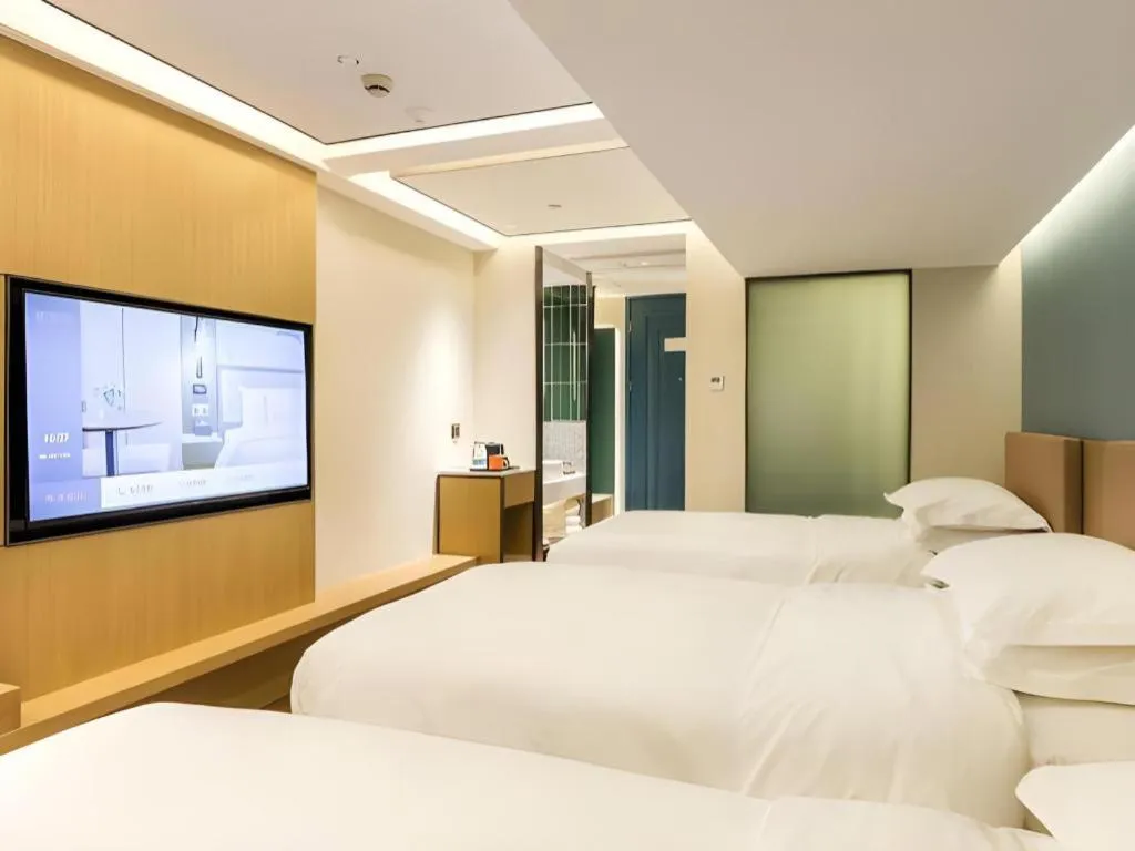 Bed in Jinglai Hotel (Shanghai Bund East Nanjing Road pedestrian street )