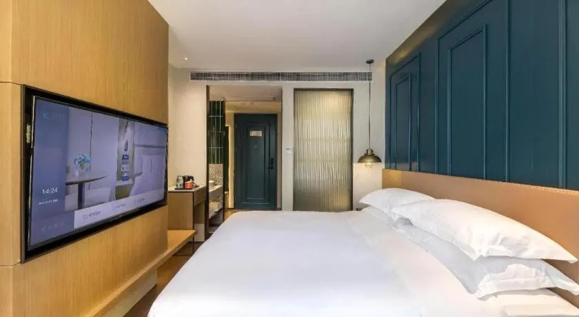 Bed in Jinglai Hotel (Shanghai Bund East Nanjing Road pedestrian street )