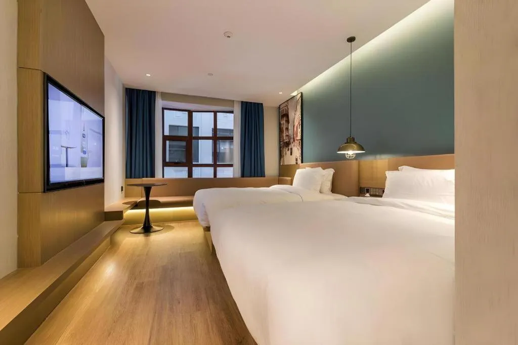 Bed in Jinglai Hotel (Shanghai Bund East Nanjing Road pedestrian street )