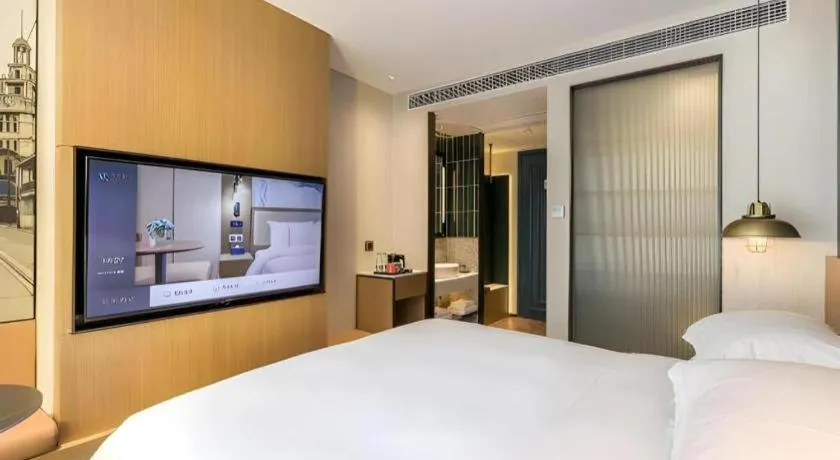 Bed in Jinglai Hotel (Shanghai Bund East Nanjing Road pedestrian street )