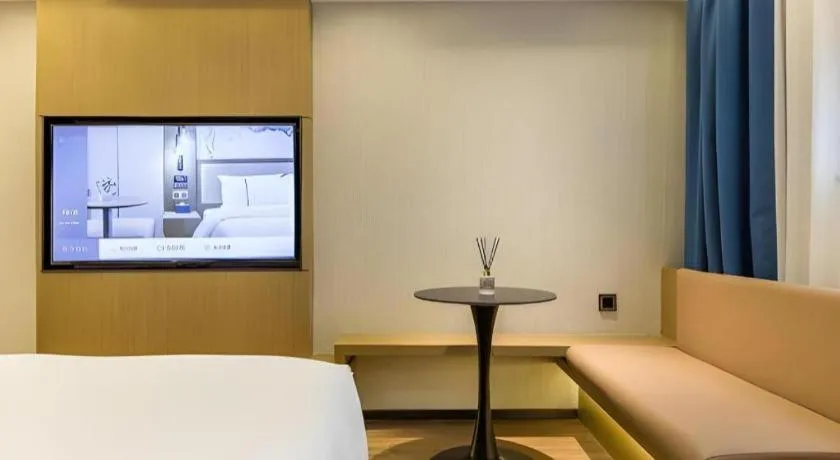 Bed in Jinglai Hotel (Shanghai Bund East Nanjing Road pedestrian street )