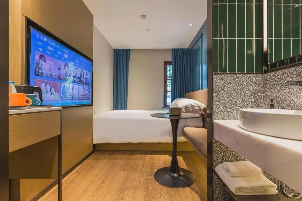 Jinglai Hotel (Shanghai Bund East Nanjing Road pedestrian street )