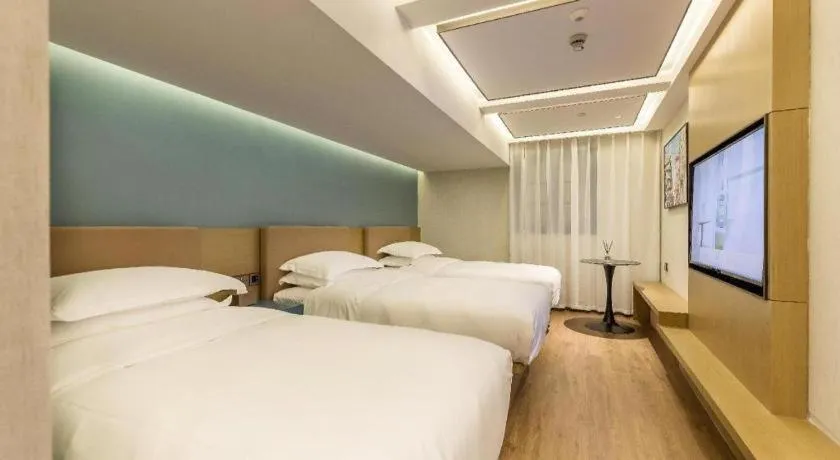 Bed in Jinglai Hotel (Shanghai Bund East Nanjing Road pedestrian street )