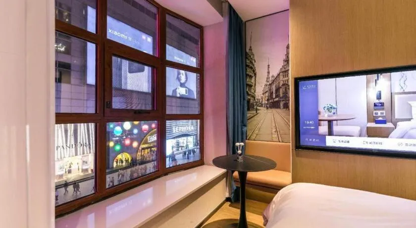 Bed in Jinglai Hotel (Shanghai Bund East Nanjing Road pedestrian street )