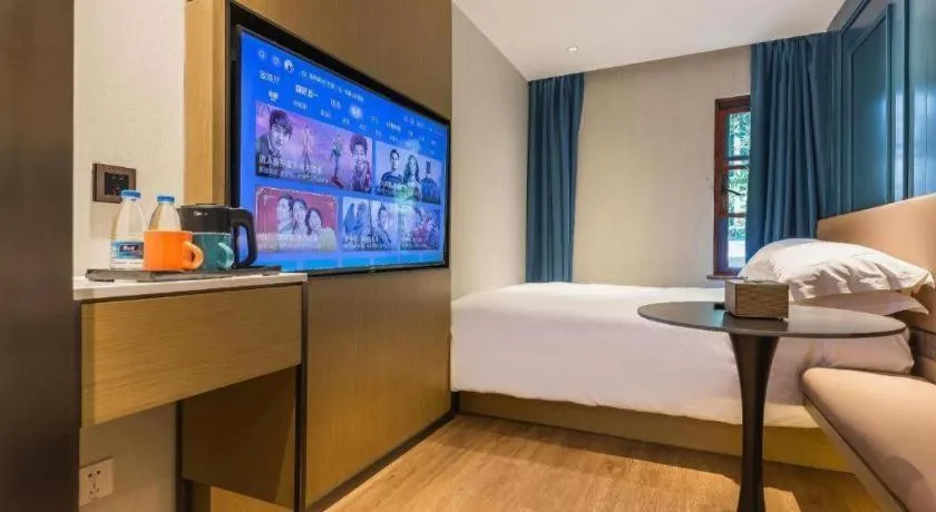 Bed in Jinglai Hotel (Shanghai Bund East Nanjing Road pedestrian street )