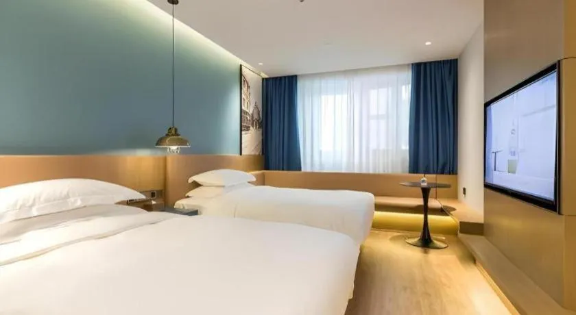 Bed in Jinglai Hotel (Shanghai Bund East Nanjing Road pedestrian street )