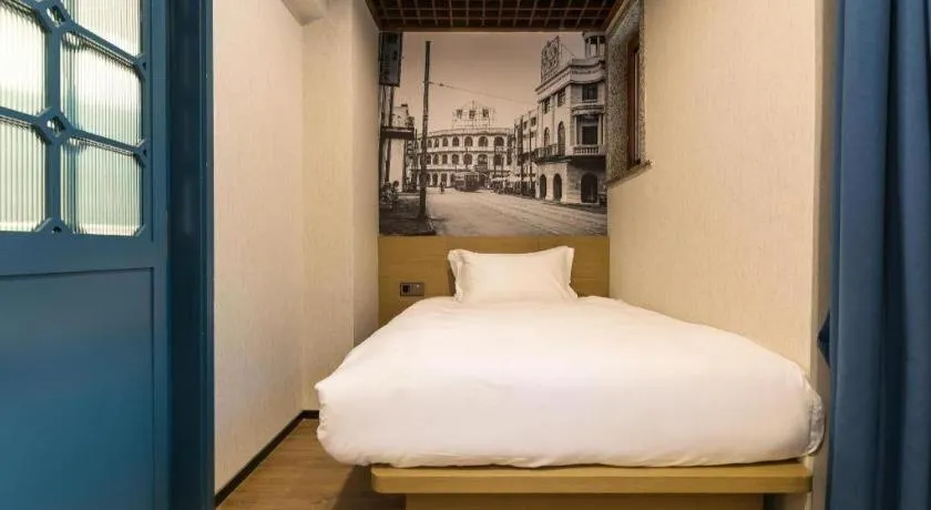 Bed in Jinglai Hotel (Shanghai Bund East Nanjing Road pedestrian street )
