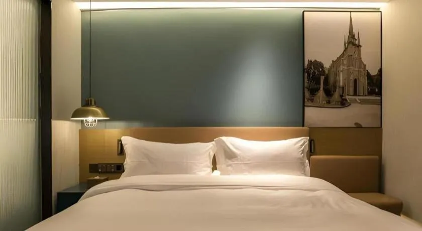 Bed in Jinglai Hotel (Shanghai Bund East Nanjing Road pedestrian street )