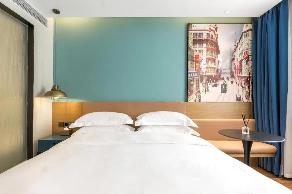 Bed in Jinglai Hotel (Shanghai Bund East Nanjing Road pedestrian street )