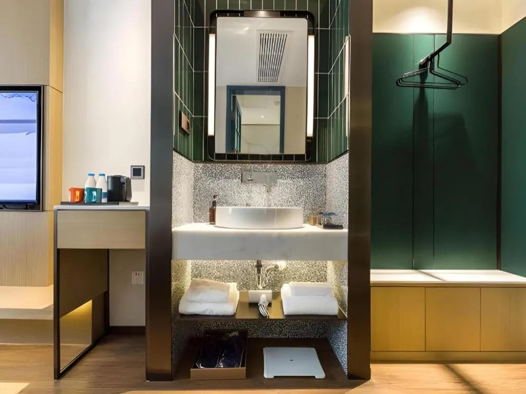 Jinglai Hotel (Shanghai Bund East Nanjing Road pedestrian street )