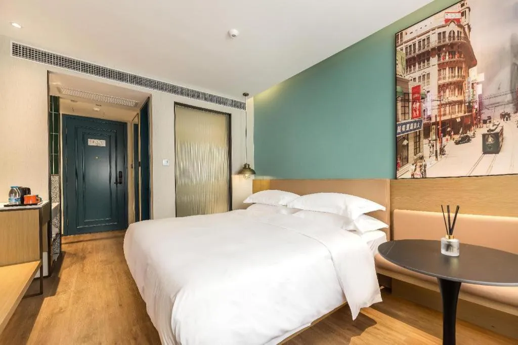 Bed in Jinglai Hotel (Shanghai Bund East Nanjing Road pedestrian street )