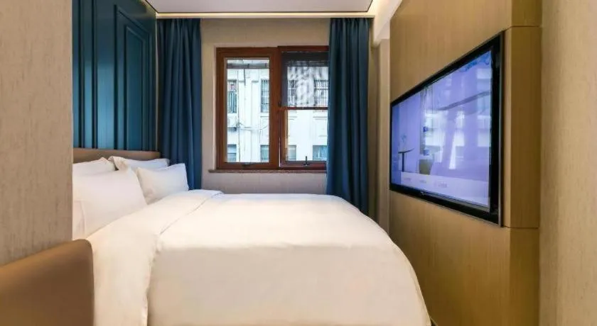 Bed in Jinglai Hotel (Shanghai Bund East Nanjing Road pedestrian street )