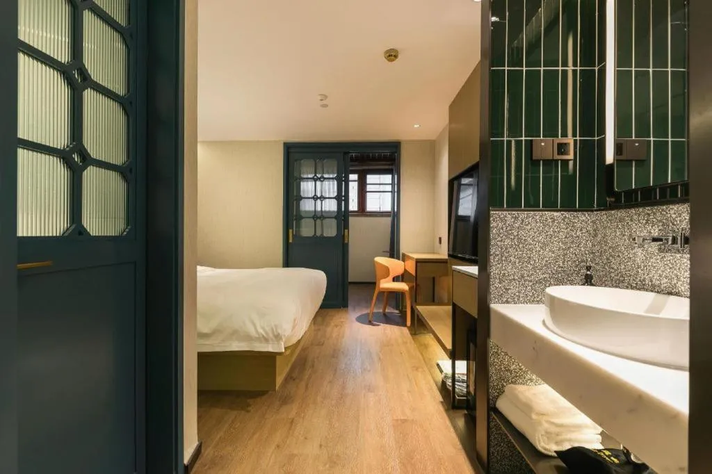 Bed in Jinglai Hotel (Shanghai Bund East Nanjing Road pedestrian street )