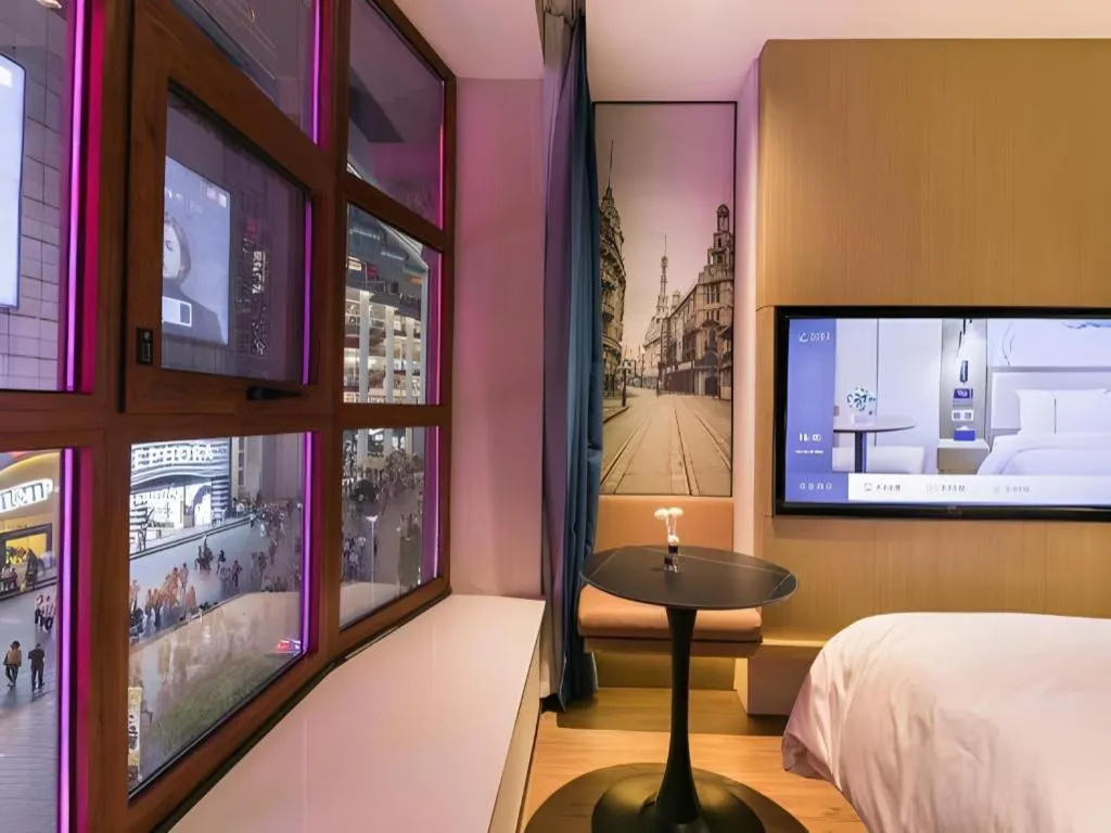 Bed in Jinglai Hotel (Shanghai Bund East Nanjing Road pedestrian street )