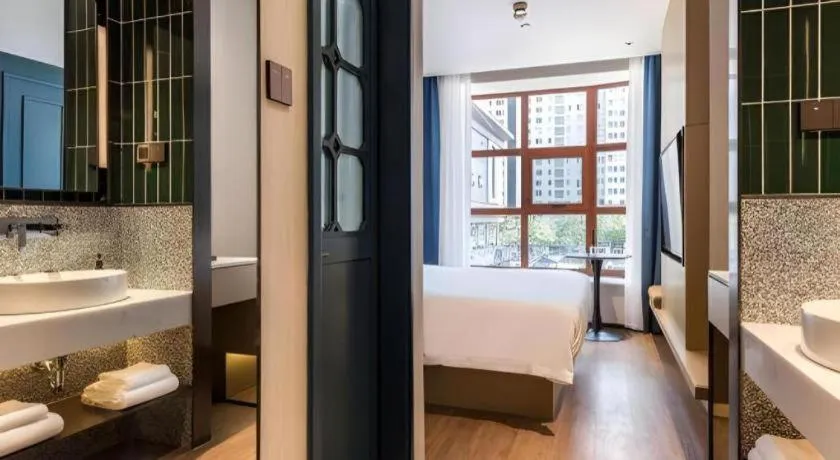 Bed in Jinglai Hotel (Shanghai Bund East Nanjing Road pedestrian street )