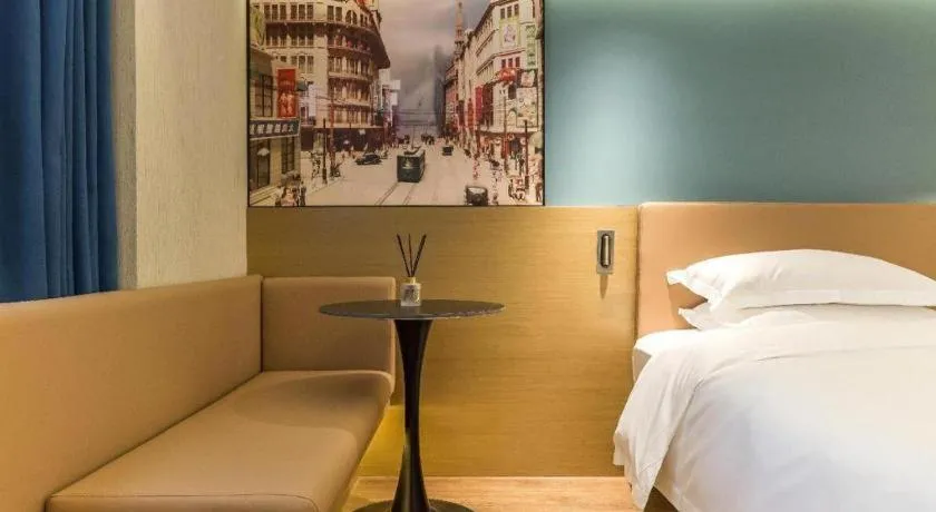 Bed in Jinglai Hotel (Shanghai Bund East Nanjing Road pedestrian street )