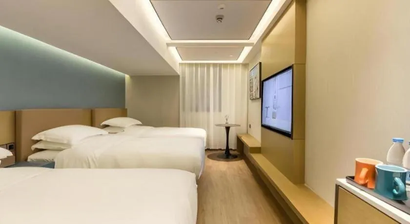 Bed in Jinglai Hotel (Shanghai Bund East Nanjing Road pedestrian street )
