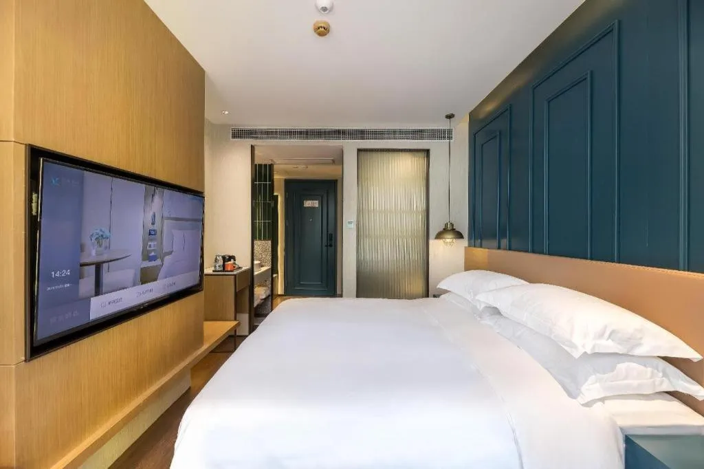 Bed in Jinglai Hotel (Shanghai Bund East Nanjing Road pedestrian street )