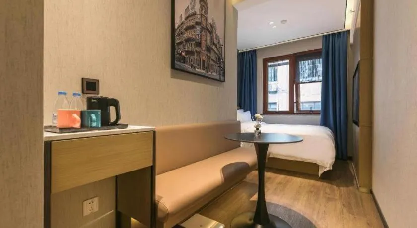 Bed in Jinglai Hotel (Shanghai Bund East Nanjing Road pedestrian street )