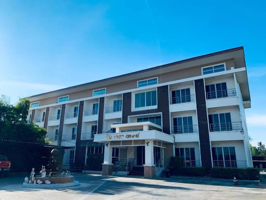 Niwtara Place Lom Sak Hotel