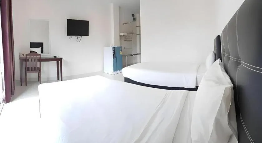 Bed in Niwtara Place Lom Sak Hotel