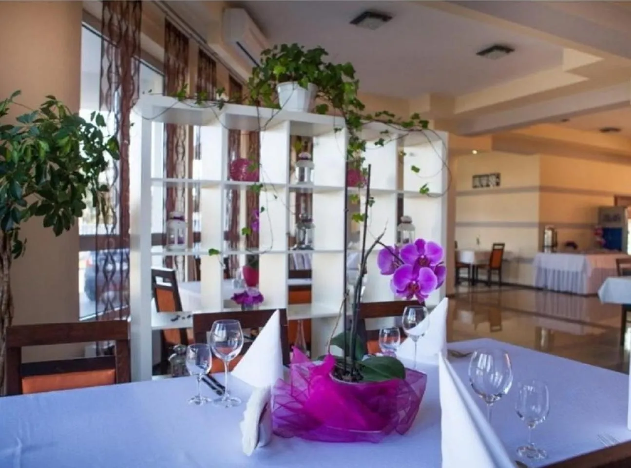 Restaurant/places to eat in Hotel Kardamon