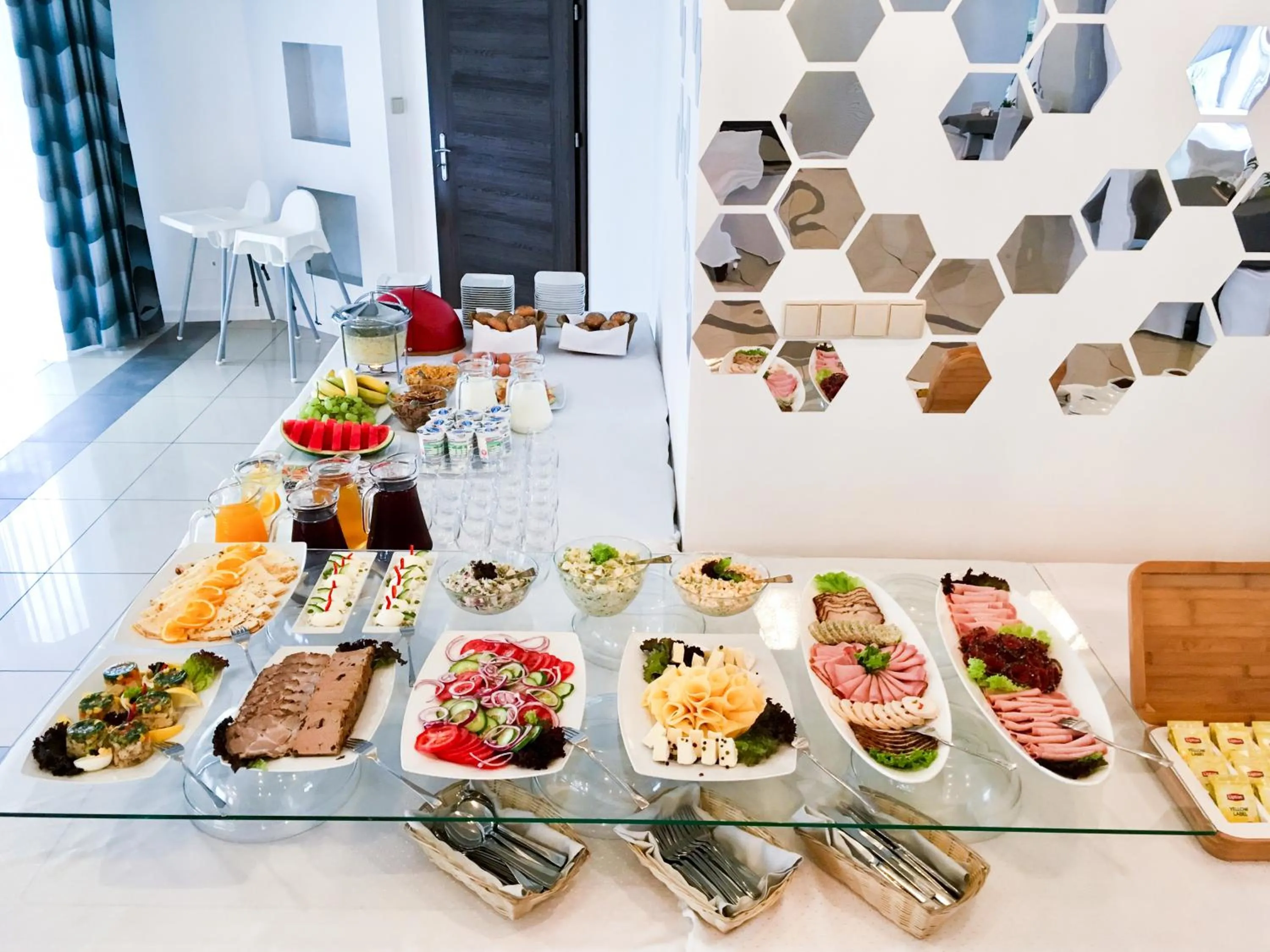 Food and drinks in Hotel Kardamon