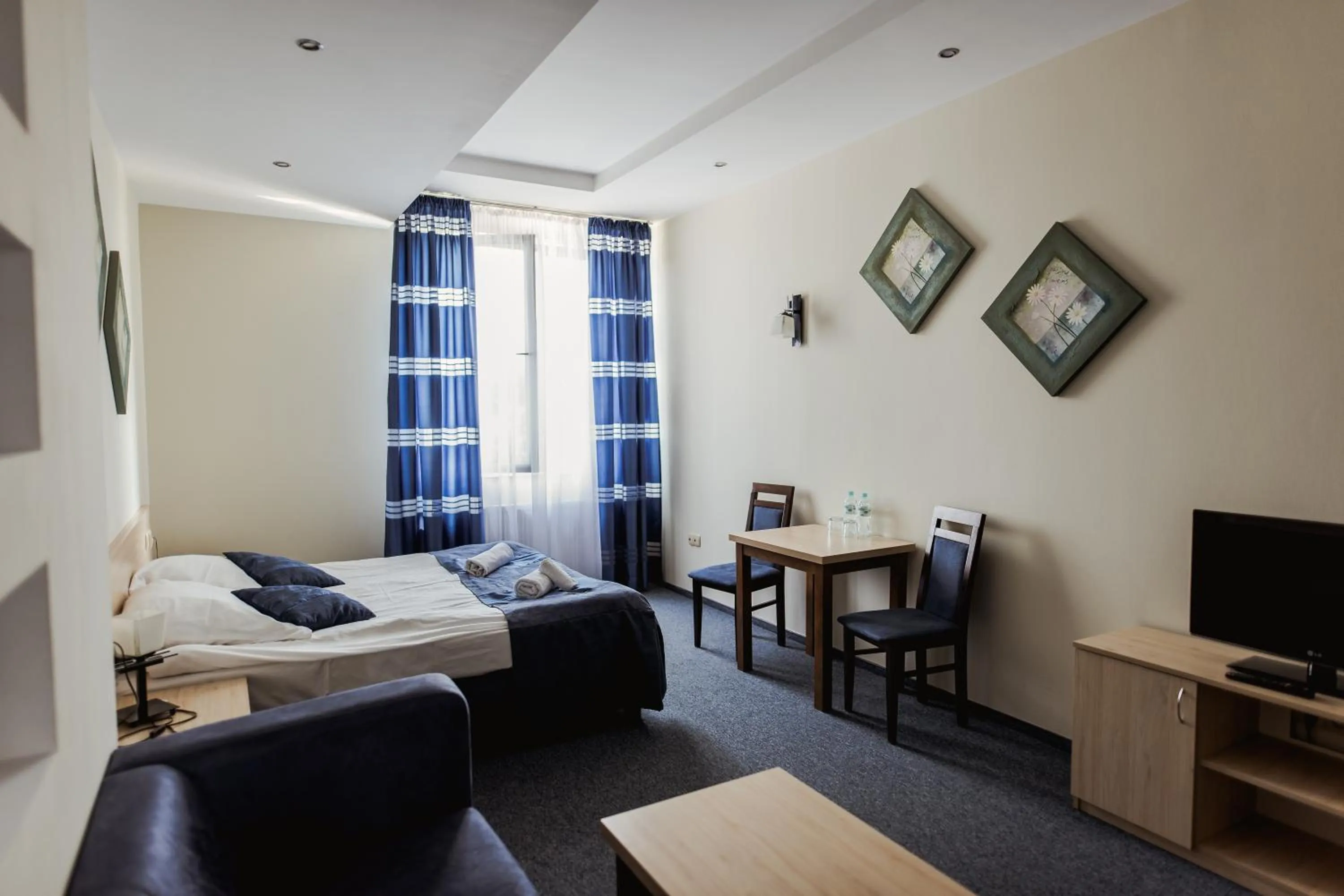 Photo of the whole room, Bed in Hotel Kardamon