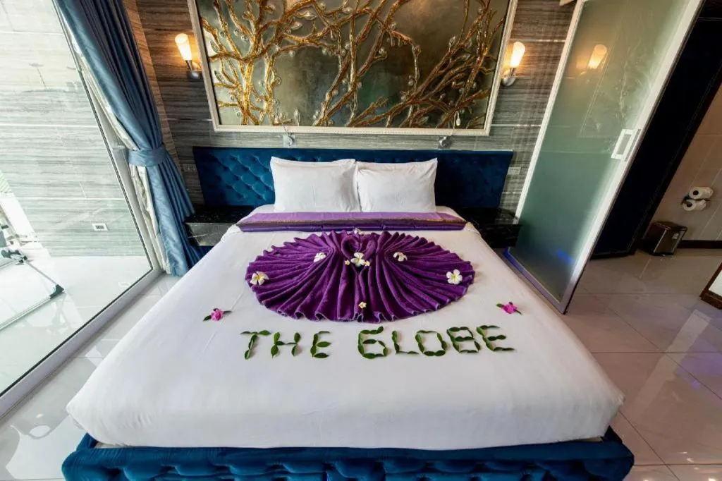 Bed in The Globe Hotel, Bar & Restaurant