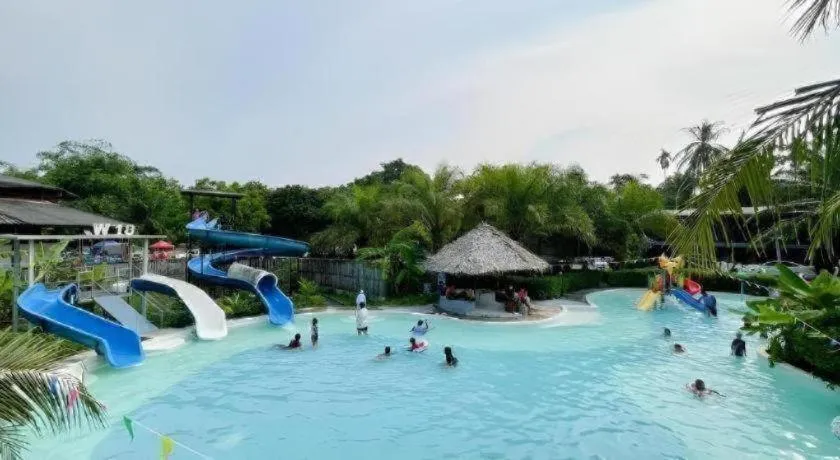 Warehouse18 Pool Cafe Resort