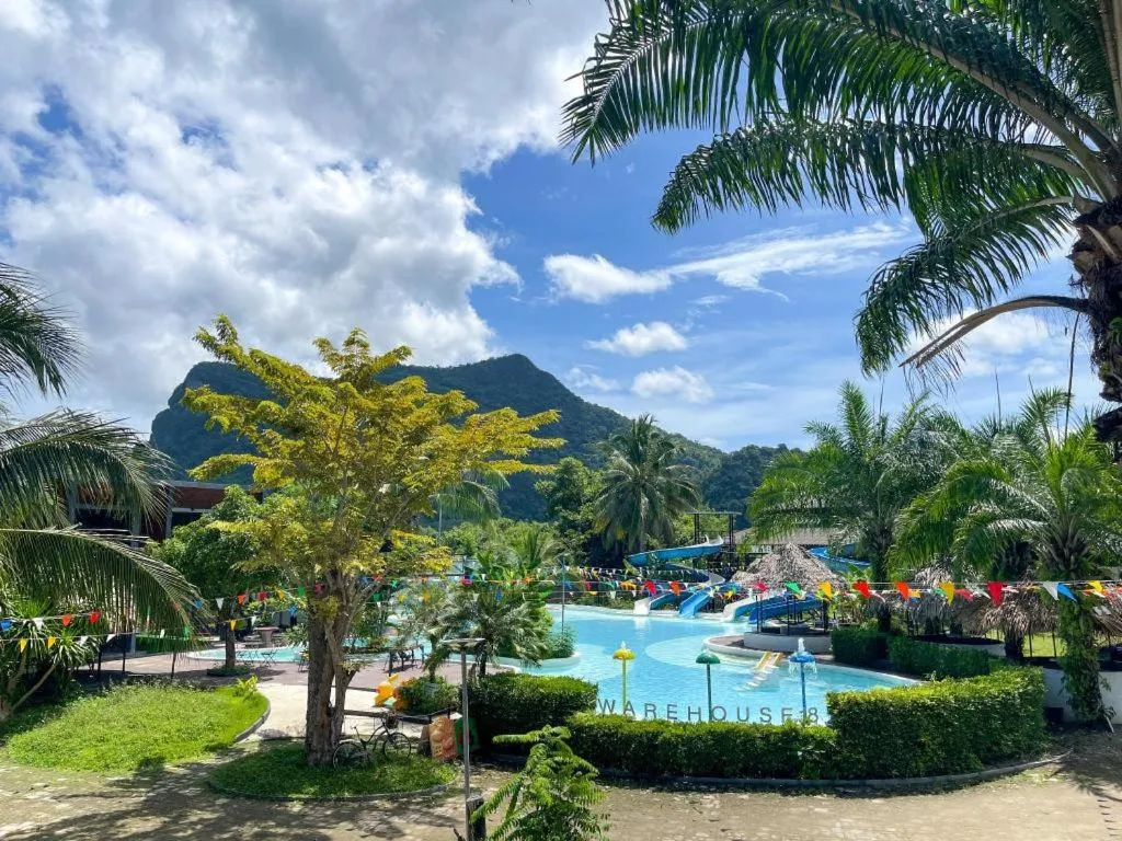 Warehouse18 Pool Cafe Resort