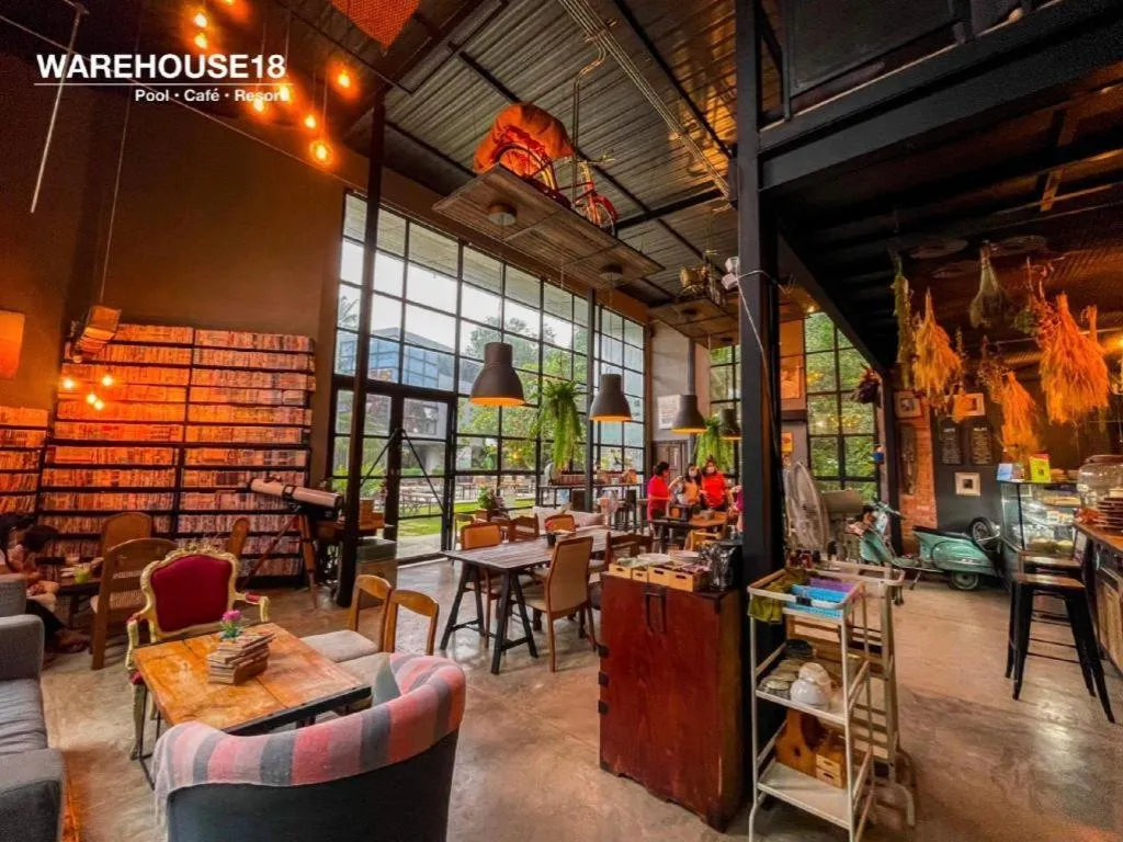 Warehouse18 Pool Cafe Resort