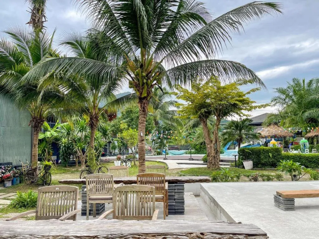 Warehouse18 Pool Cafe Resort