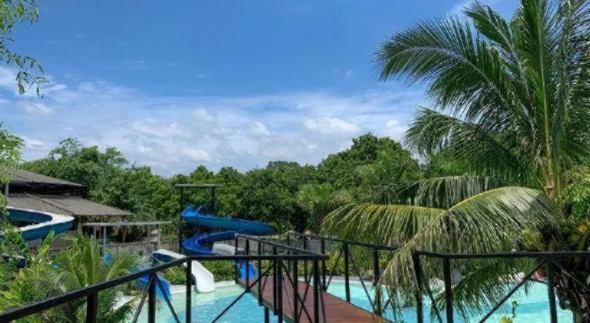 Warehouse18 Pool Cafe Resort